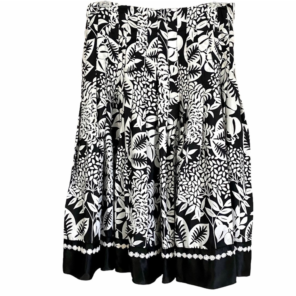 WHBM Black White Silk Floral Skirt Small 28" Lightweight Pleated Size 0 Small